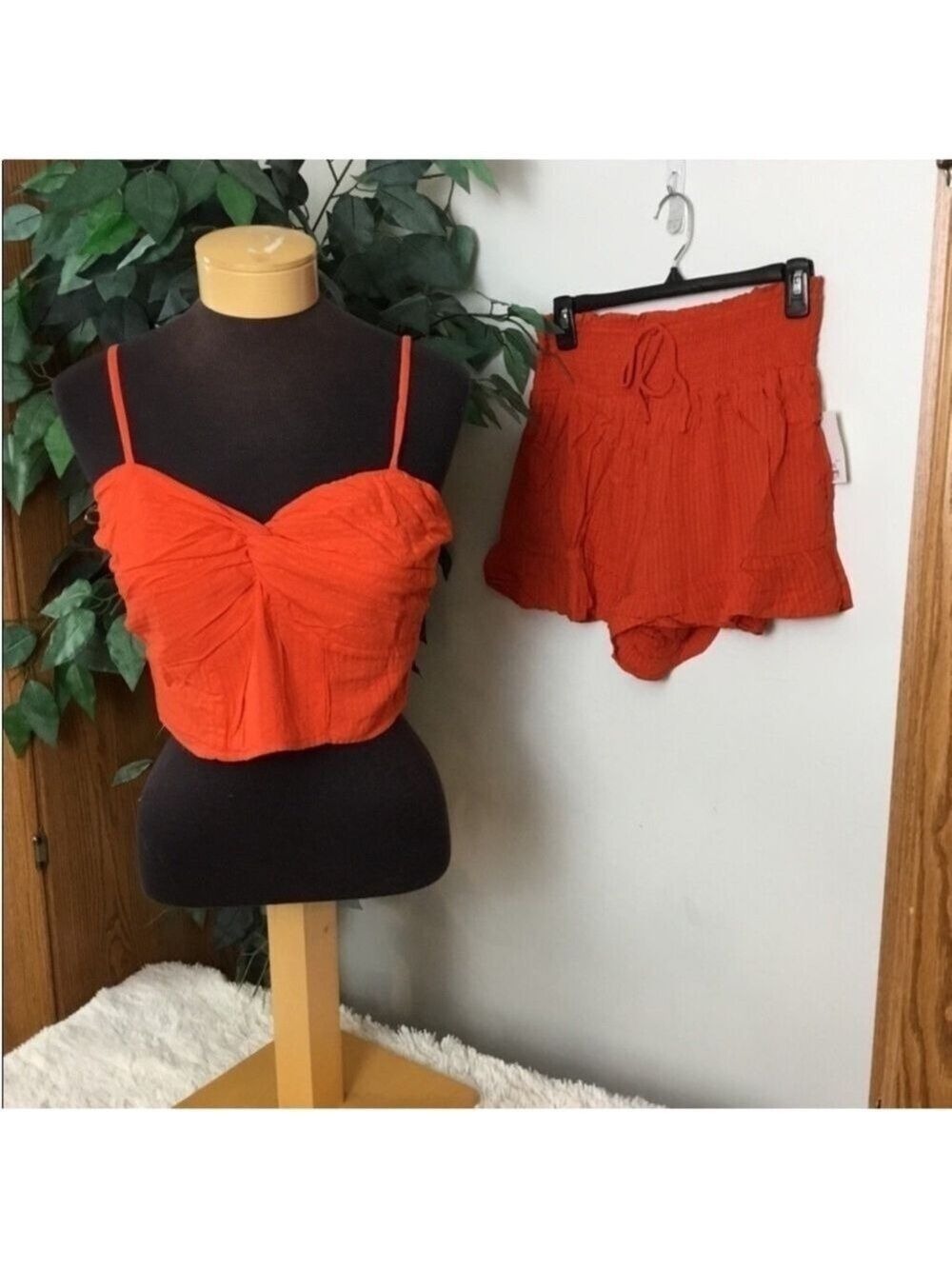SO twist front crop top & short set Woman’s Juniors XL spicy orange